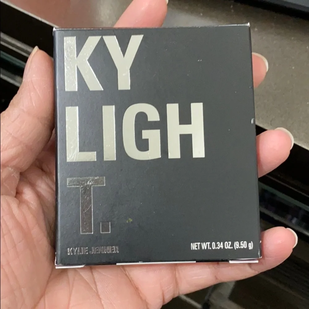 Kylie Cosmetics Pressed Illuminating Powder